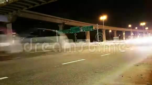 汽车在夜间超速行驶视频的预览图