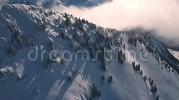 一架无人驾驶飞机在瑞士山区通过雾飞行视频的预览图