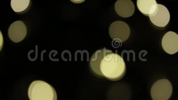 许多模糊的灯光与黑色背景的运动形成抽象的梦幻效果视频的预览图