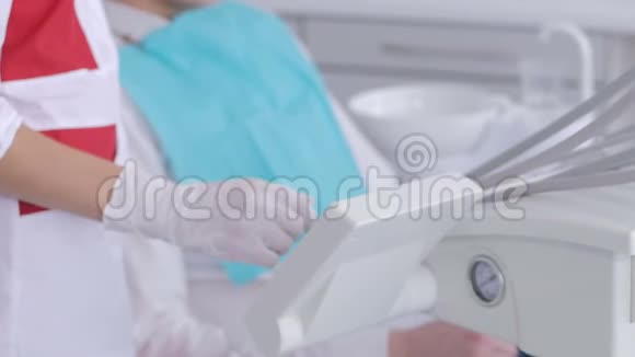 一位女牙医带着一位病人举起一把牙椅视频的预览图