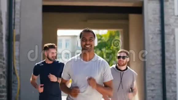 带着耳机在户外跑步的男性朋友视频的预览图