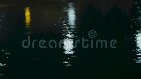 在雨夜靠近一个街道水坑视频的预览图
