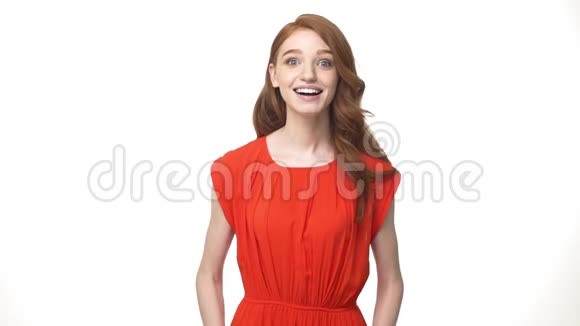 快乐的年轻白种人红头发的女孩站着兴奋地说是的孤立在白色的背景上视频的预览图