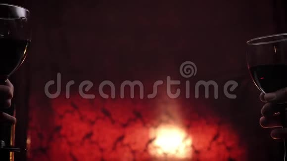 女人和男人用红酒做烤面包浪漫的暗红色背景情侣约会的概念视频的预览图