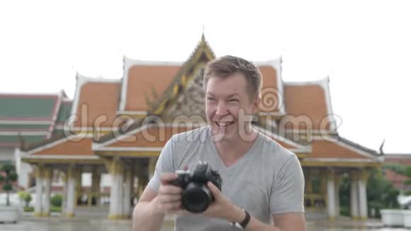 年轻快乐的游客在曼谷的佛寺对面拍照视频的预览图