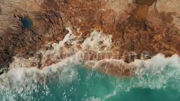 海潮和岩石的高空俯视图视频的预览图