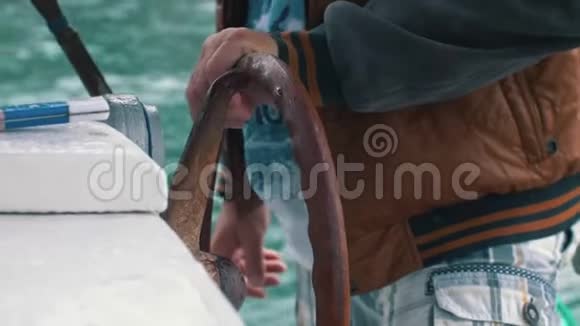 双手握着船的方向盘视频的预览图