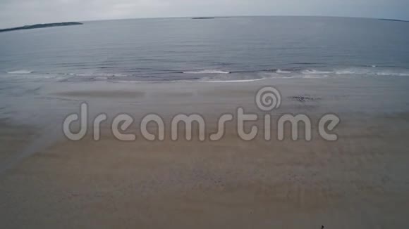 低潮时海水的空沙滩视频的预览图