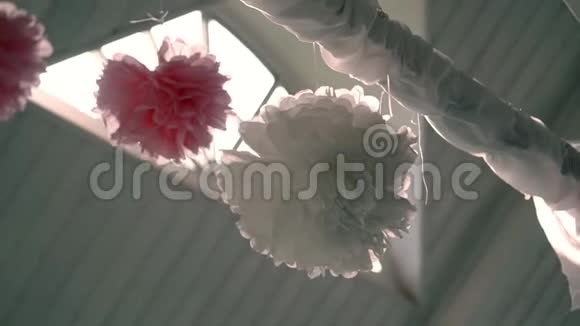 彩纸装饰成球和花的形状视频的预览图