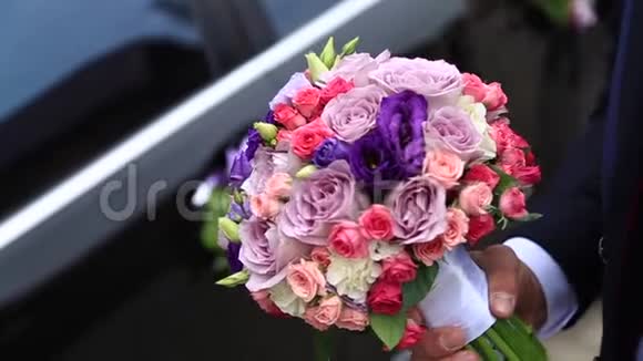 新郎手里捧着鲜花他把花束送给新娘视频的预览图
