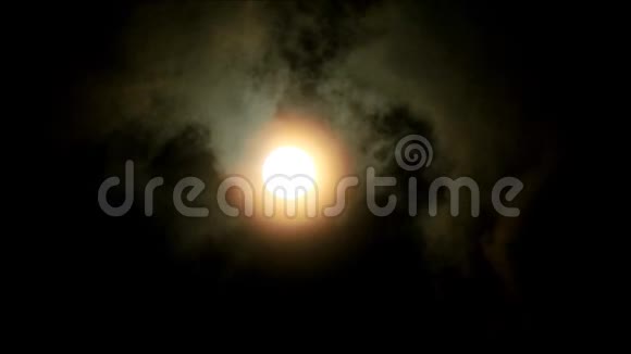 泰国曼谷乌云密布的天空上闪耀的满月的时间流逝视频的预览图