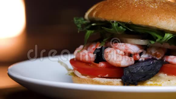 厨师加虾汉堡的特写库存录像厨师的美味汉堡视频的预览图