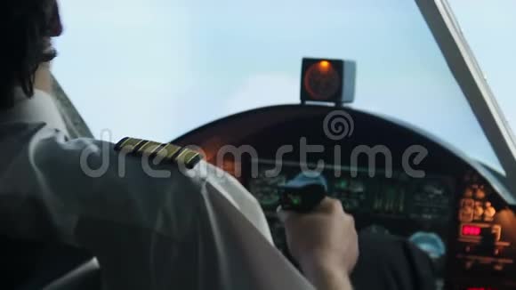 自信的飞机飞行员在湍流区飞行使飞行受到控制视频的预览图