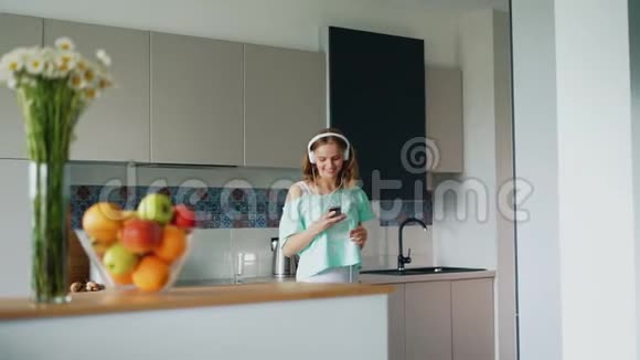 穿内衣的女孩在家厨房跳舞快乐的女人视频的预览图