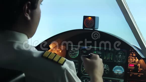 驾驶飞机时有震动的专业飞行员健康问题视频的预览图