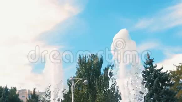 美丽的喷泉喷射特写在天空和树木背景在公园视频的预览图