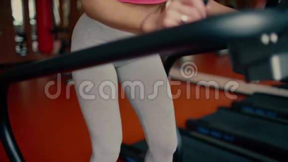 运动的年轻女性在健身房健身俱乐部的步进机上工作4千克视频的预览图