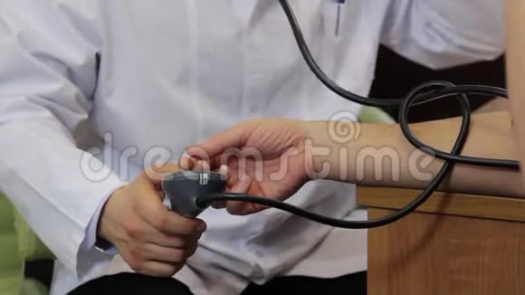 家庭医生测量病人血压视频的预览图