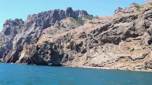 从船上到岩石海岸的景色视频的预览图
