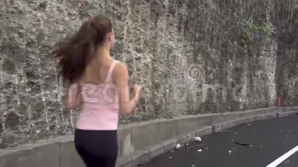 运动的女人日出时在路上奔跑健身健康理念视频的预览图