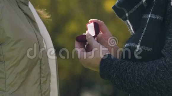 男人向女人求婚秋天浪漫而难忘的时刻特写视频的预览图