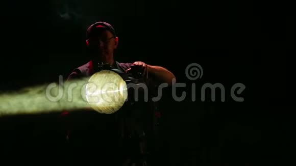 一个男性照明器引导一束来自轮廓聚光灯的光束视频的预览图