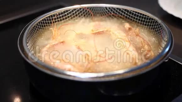 用热油炸虾篮视频的预览图