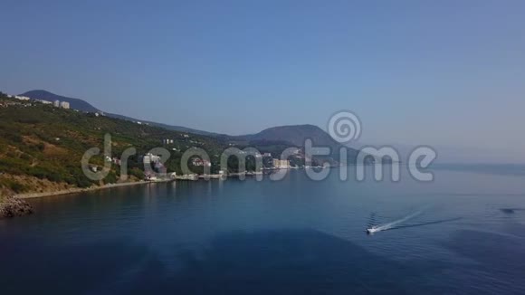 空中无人机速艇在蓝水中巡航的镜头山脉和海洋背景欧洲景观照相机视频的预览图