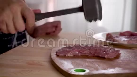 新鲜的生猪肉放在桌子上女人胜过肉关闭摄像机右移视频的预览图