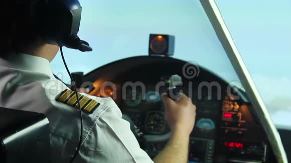 自信的男飞行员驾驶飞机在驾驶舱里拒绝喝酒视频的预览图