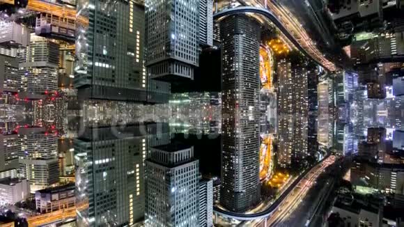 东京城市天际线的幻想时间的消逝与镜像办公楼的融合视频的预览图