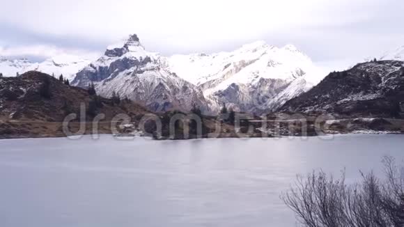 瑞士阿尔卑斯山的一个冰冻的山湖视频的预览图