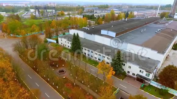 秋季景观工业建筑鸟瞰图现代化厂房视频的预览图