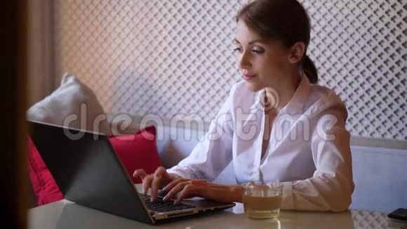 女商人忙着在咖啡馆里做笔记本电脑计算机视频的预览图