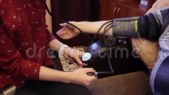 家庭医生测量病人血压视频的预览图