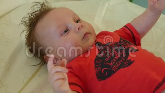 女人手清洁婴儿鼻子视频的预览图