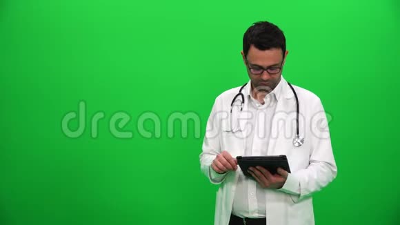 医生提供数字屏幕右边视频的预览图