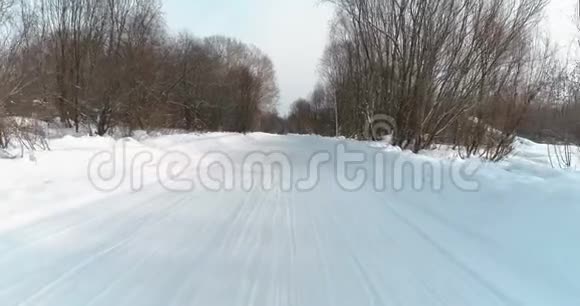 冬季道路上覆盖着雪空中镜头摄像机慢慢向前移动视频的预览图