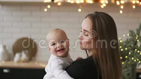 妈妈和宝宝慢动作家庭幸福妈妈和她的孩子在家笑着视频的预览图