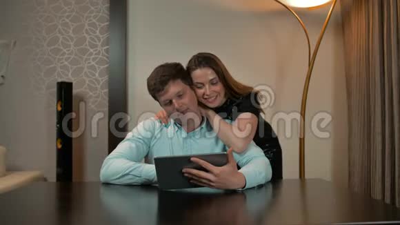 很有魅力的一对夫妇在家里的平板电脑上冲浪视频的预览图