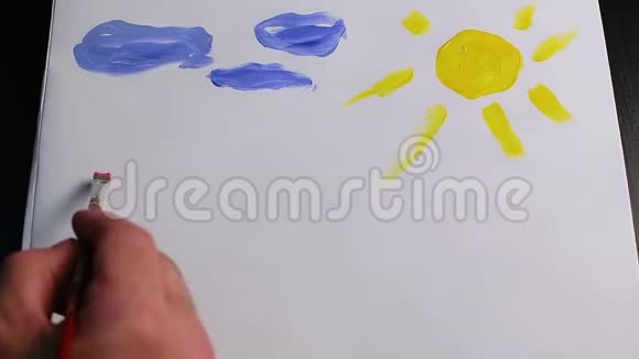 男人用画笔画出白纸上的红房子视频的预览图