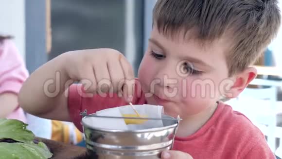 汉堡配生菜叶和炸薯条加酱给兄妹吃两个有趣的小孩吃视频的预览图