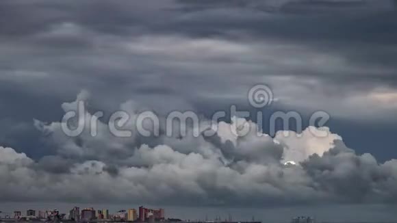 沿海城市风暴和云层的时间推移视频的预览图