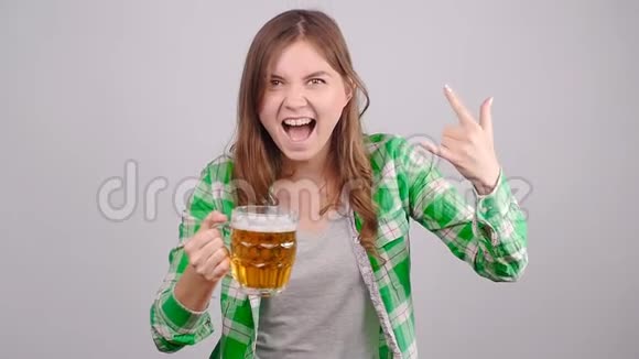 带着啤酒杯的疯女人视频的预览图