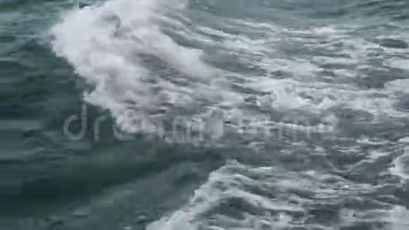 摩托艇或游艇后的海浪和泡沫视频的预览图