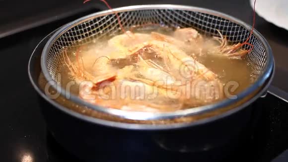 用热油炸虾篮视频的预览图