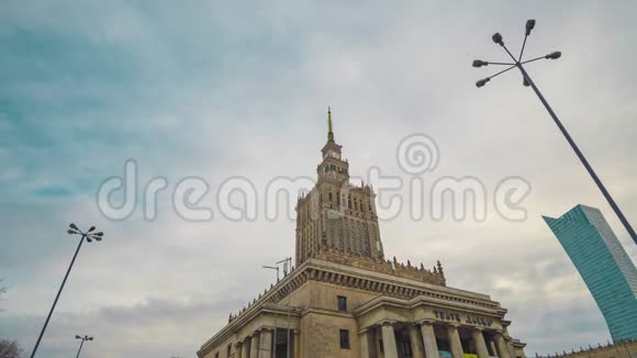波兰华沙市中心的历史高楼文化和科学宫塔尖的时间流逝视频的预览图