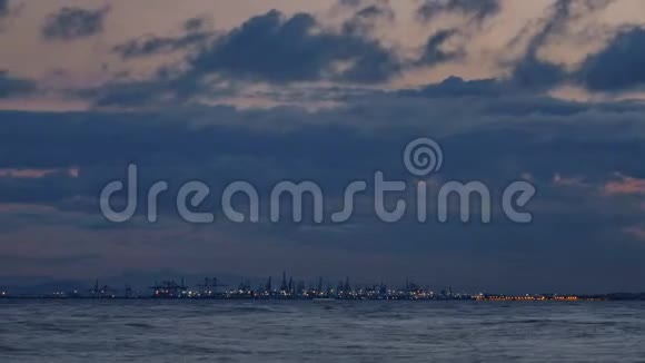 日落时间随鹤和港口在地中海视频的预览图