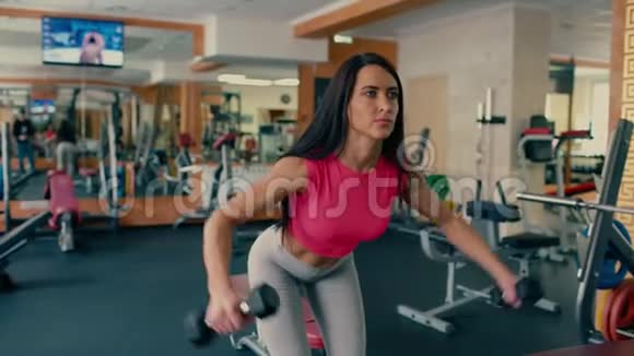 运动的年轻女子在健身房用哑铃做运动4千克视频的预览图