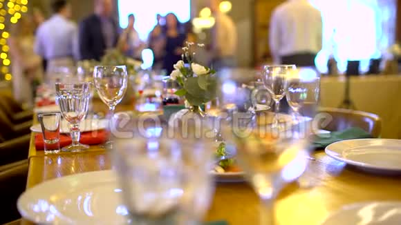 餐桌上有各种各样的食物邀请人们参加庆祝活动宴会盛宴与菜肴和服务食品视频的预览图